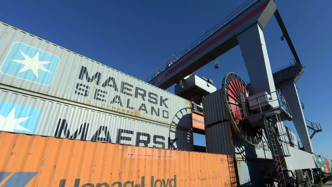 Die Containerreedereien Hapag-Lloyd und Maersk haben eine Zusammenarbeit vereinbart. - Bild: picture alliance / dpa