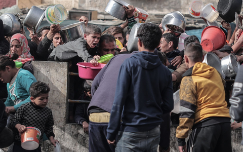 Palästinenser warten an einer Spendenstelle in einem Flüchtlingslager im südlichen Gazastreifen auf Lebensmittel. - Foto: Bashar Taleb/APA/ZUMA/dpa