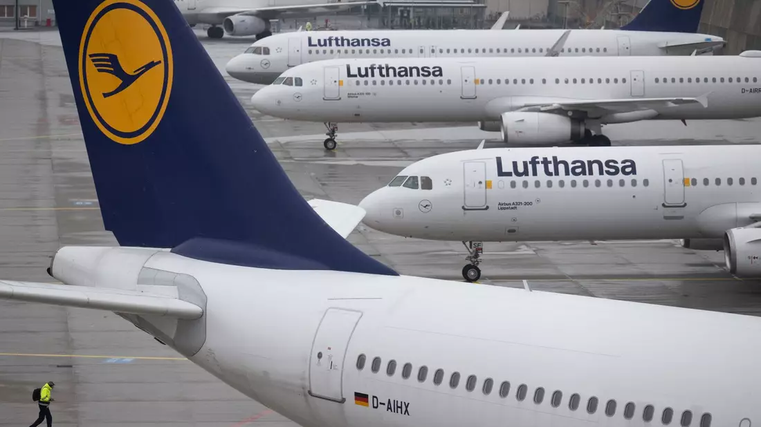 Angesichts der Wetterlage hat der Flughafen den Flugplan zusammengestrichen. Starts sind derzeit nicht möglich. - Bild: Boris Roessler/dpa