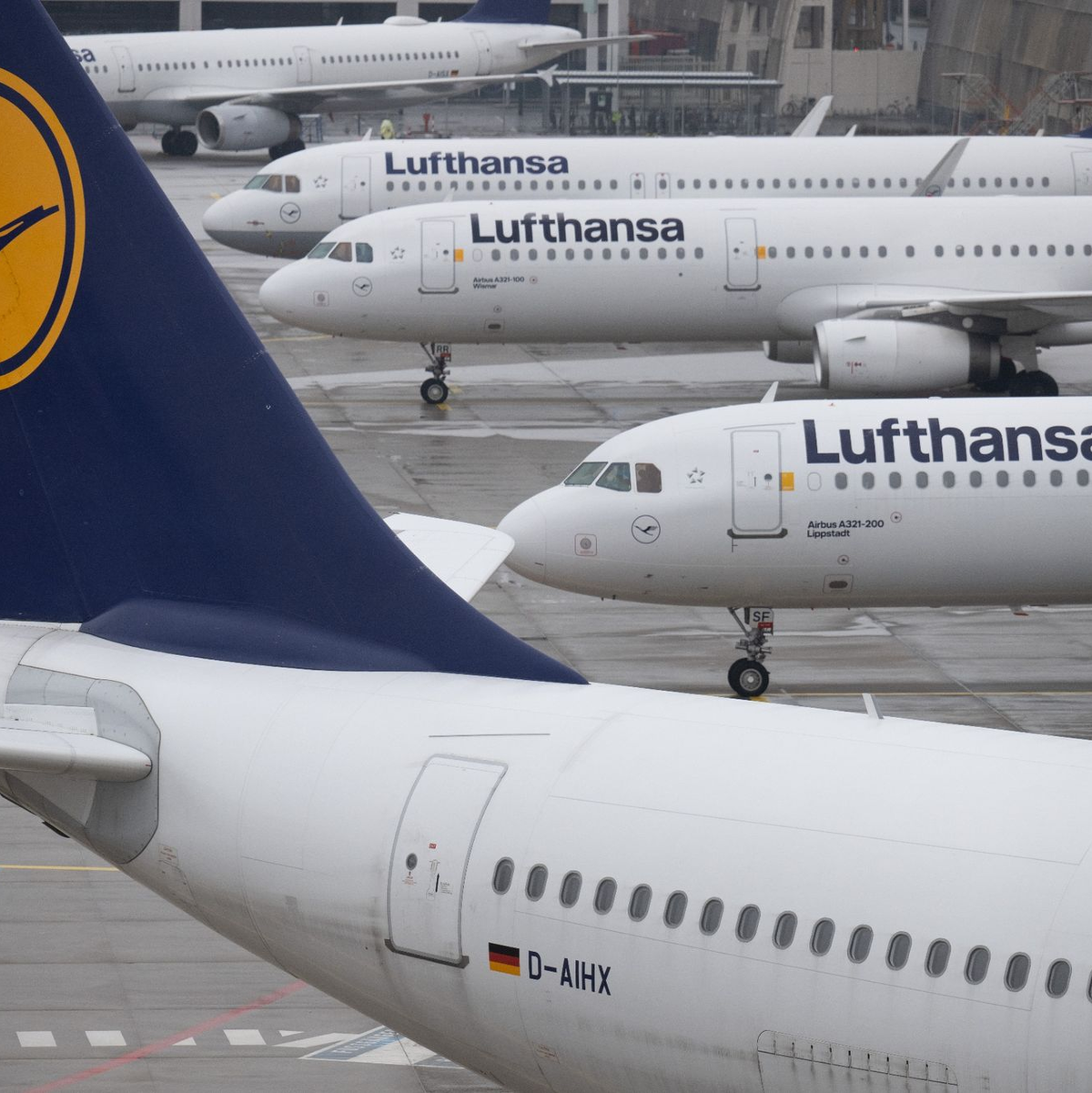Angesichts der Wetterlage hat der Flughafen den Flugplan zusammengestrichen. Starts sind derzeit nicht möglich. - Foto: Boris Roessler/dpa