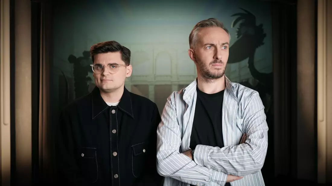 Der Zeichner und Autor Miguel Robitzky (l) und Moderator Jan Böhmermann (r) haben einen Animationsfilm über das Grundgesetz gemacht. - Bild: Paul Herzhoff/ZDF/dpa