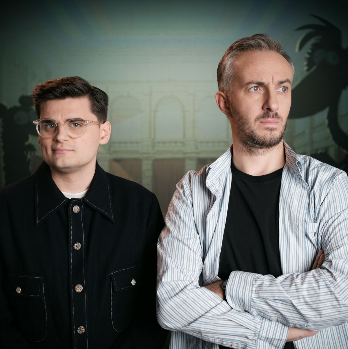 Der Zeichner und Autor Miguel Robitzky (l) und Moderator Jan Böhmermann (r) haben einen Animationsfilm über das Grundgesetz gemacht. - Foto: Paul Herzhoff/ZDF/dpa