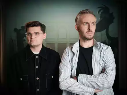 Der Zeichner und Autor Miguel Robitzky (l) und Moderator Jan Böhmermann (r) haben einen Animationsfilm über das Grundgesetz gemacht. - Foto: Paul Herzhoff/ZDF/dpa