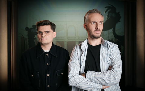 Der Zeichner und Autor Miguel Robitzky (l) und Moderator Jan Böhmermann (r) haben einen Animationsfilm über das Grundgesetz gemacht. - Foto: Paul Herzhoff/ZDF/dpa