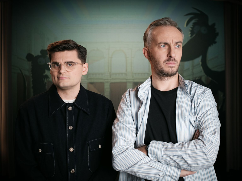 Der Zeichner und Autor Miguel Robitzky (l) und Moderator Jan Böhmermann (r) haben einen Animationsfilm über das Grundgesetz gemacht. - Foto: Paul Herzhoff/ZDF/dpa