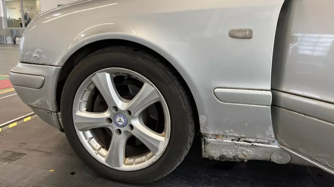 POL-D: Flingern-Süd - Mettmanner Straße - Väterchen Rost auf vier Rädern - Mercedes buchstäblich aus dem Verkehr gezogen - Bild: presseportal.de