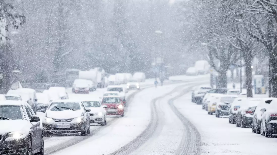 Nur langsam kommen Autos in der Kölner Innenstadt im dichten Schneetreiben voran. - Bild: Rolf Vennenbernd/dpa