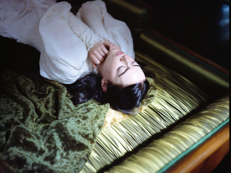 Emma Stone spielt eine erwachsene Frau, der das Gehirn eines Babys eingesetzt wird. - Foto: Walt Disney Germany/dpa