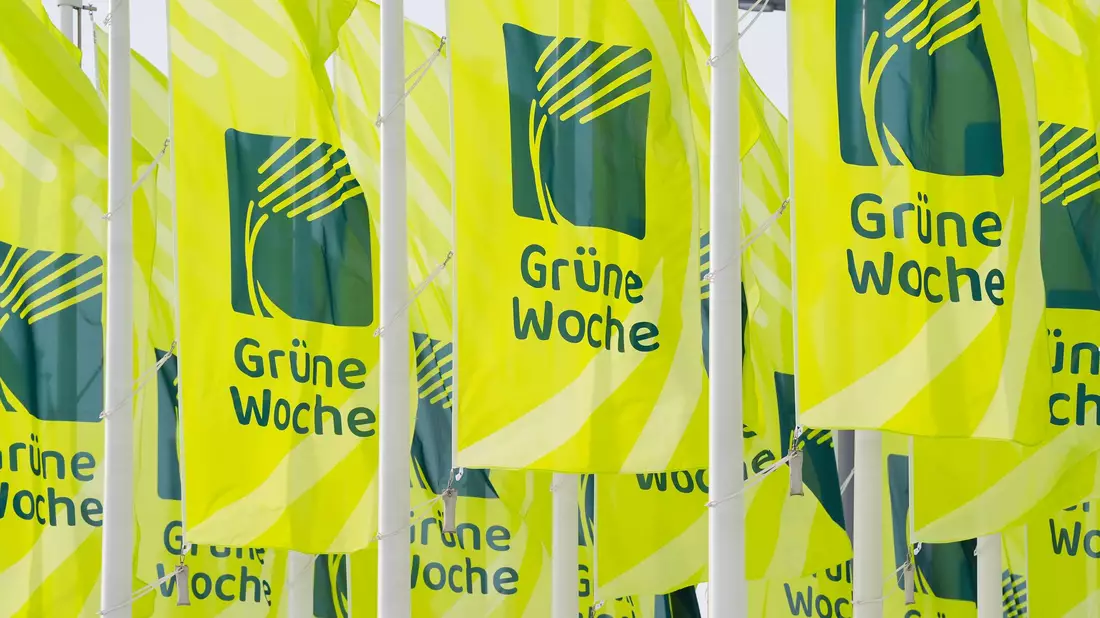 Die Grüne Woche wird am Donnerstagabend offiziell eröffnet und steht ab Freitagmorgen Verbraucherinnen und Verbrauchern offen. - Bild: Soeren Stache/dpa