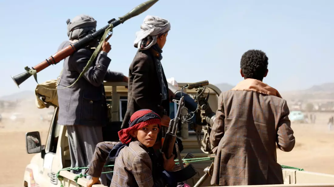 Kämpfer der Huthi-Miliz marschieren während einer Kundgebung außerhalb Sanaas.  - Bild: Uncredited/AP/dpa