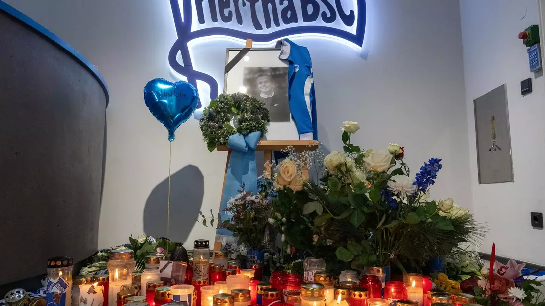 Die Hertha befindet sich nach dem unerwarteten Tod von Präsident Kay Bernstein in einer Schockstarre. - Bild: Soeren Stache/dpa