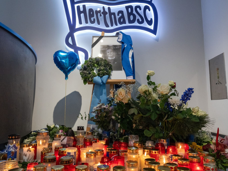 Die Hertha befindet sich nach dem unerwarteten Tod von Präsident Kay Bernstein in einer Schockstarre. - Foto: Soeren Stache/dpa