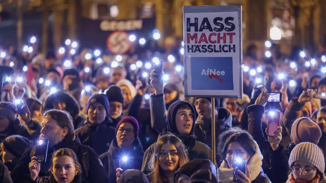 Mit Plakaten und Sprechchören haben am Dienstagabend rund 1600 Menschen auf dem Marktplatz in Schwerin gegen die AfD und Rechtsextremismus demonstriert. - Bild: Ulrich Perrey/dpa
