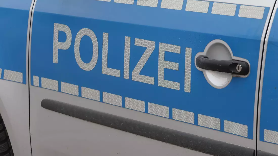 In Bad Oeynhausen wurde eine Leiche in einem Müllcontainer gefunden. Die Polizei sucht nach wie vor Zeugen (Symbolbild). - Bild: Bodo Schackow/dpa