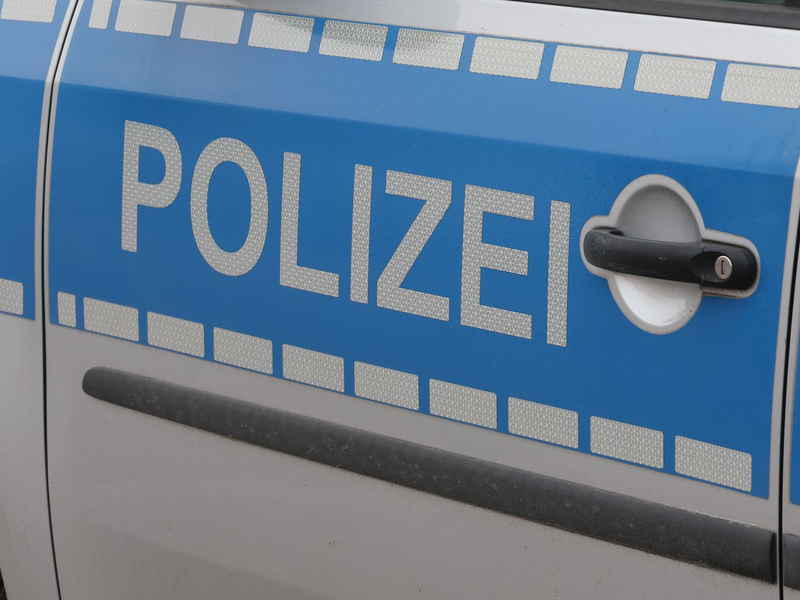 Die Polizei ermittelt nach Diebstählen aus Chemieräumen zu möglichen Anschlagsplänen (Symbolbild). - Foto: Bodo Schackow/dpa