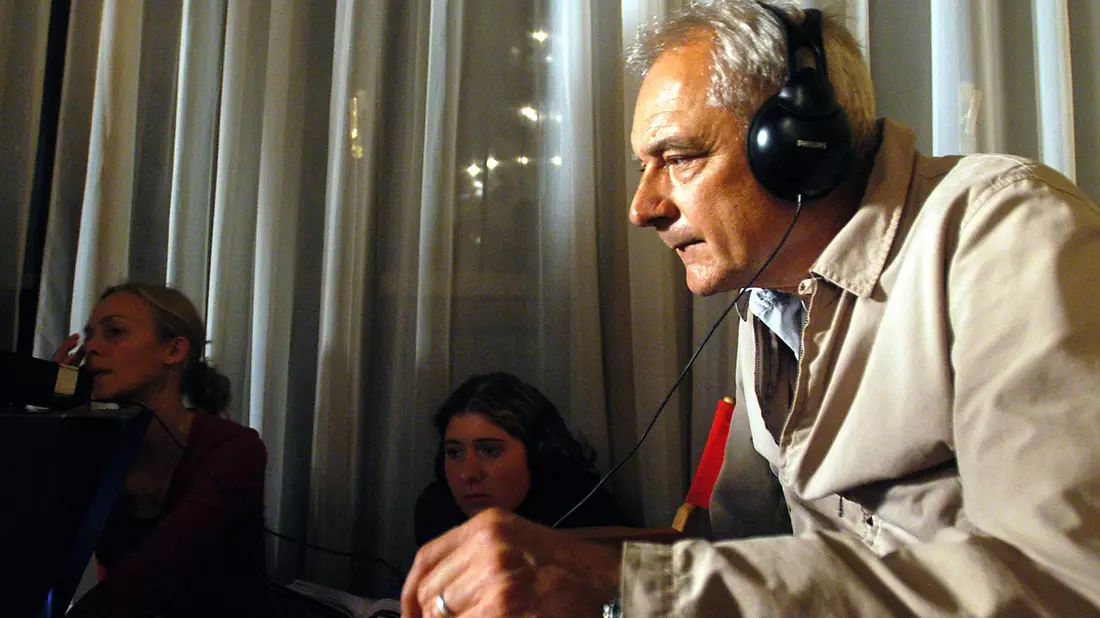 Sigi Rothemund bei Dreharbeiten für den Krimi «Donna Leon - Venezianisches Finale» 2002. Der Fernsehregisseur ist auf der Balearen-Insel Menorca gestorben. - Bild: Hannibal Michael Hanschke/dpa