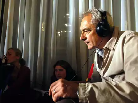 Sigi Rothemund bei Dreharbeiten für den Krimi «Donna Leon - Venezianisches Finale» 2002. Der Fernsehregisseur ist auf der Balearen-Insel Menorca gestorben. - Foto: Hannibal Michael Hanschke/dpa