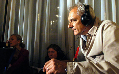 Sigi Rothemund bei Dreharbeiten für den Krimi «Donna Leon - Venezianisches Finale» 2002. Der Fernsehregisseur ist auf der Balearen-Insel Menorca gestorben. - Foto: Hannibal Michael Hanschke/dpa