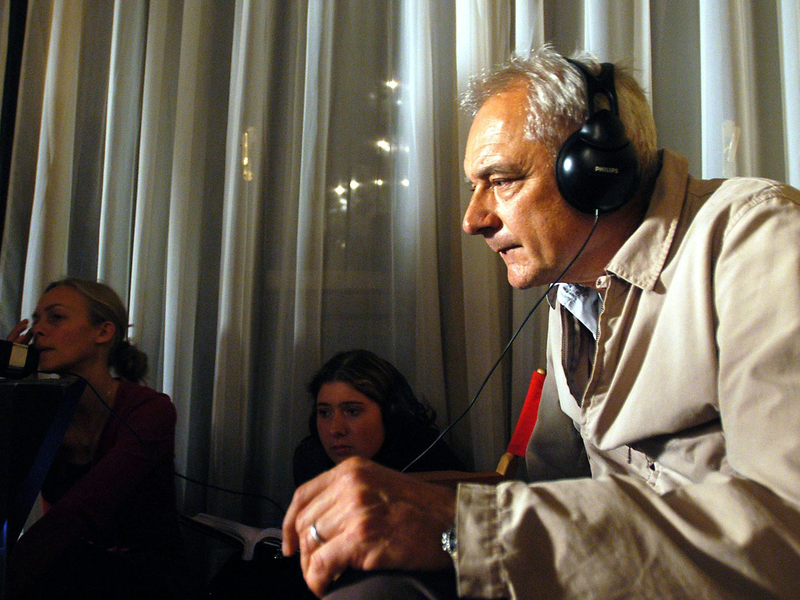 Sigi Rothemund bei Dreharbeiten für den Krimi «Donna Leon - Venezianisches Finale» 2002. Der Fernsehregisseur ist auf der Balearen-Insel Menorca gestorben. - Foto: Hannibal Michael Hanschke/dpa