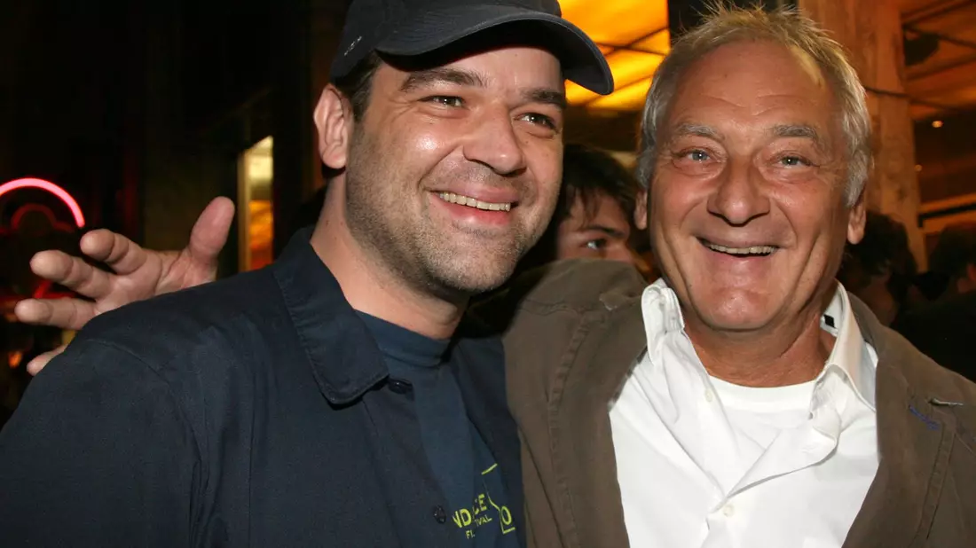 Sigi Rothemund (r) mit Sohn Marc 2007 in München. Der Regisseur ist auf der spanischen Balearen-Insel Menorca gestorben. - Bild: Ursula Düren/dpa