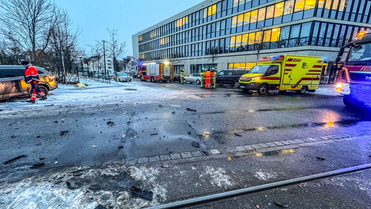 FW Dresden: Verkehrsunfall sowie Unwetterwarnung des DWD vor hoher Glättegefahr - Foto: presseportal.de