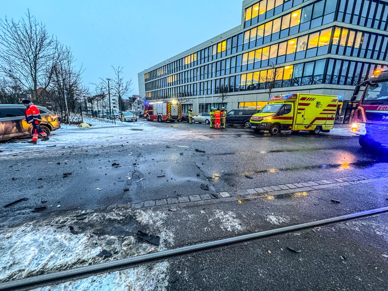 FW Dresden: Verkehrsunfall sowie Unwetterwarnung des DWD vor hoher Glättegefahr - Foto: presseportal.de