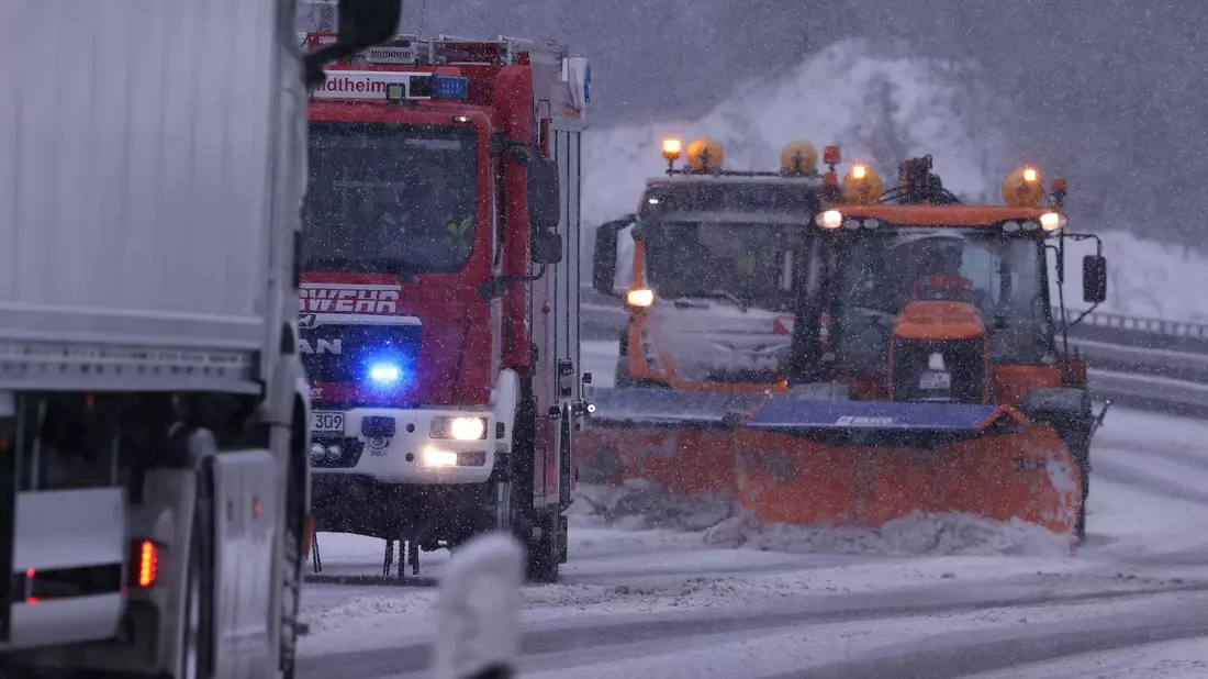 Schneeräumfahrzeuge sind auf der B51 bei Blankenheim (Nordrhein-Westfalen) unterwegs. - Bild: David Young/dpa