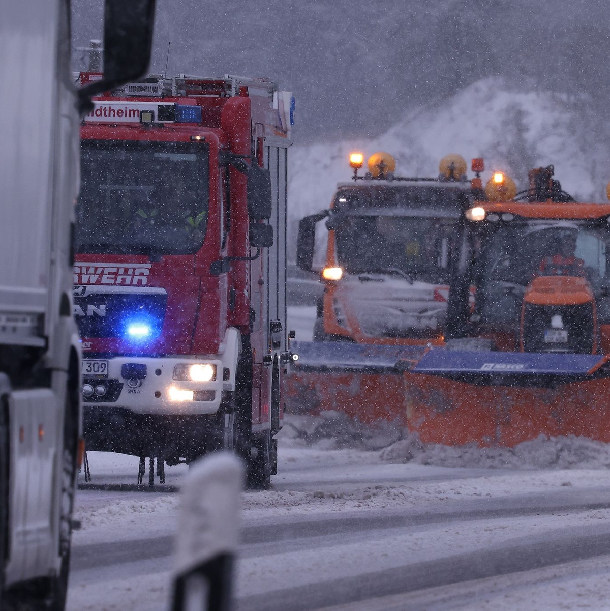 Schneeräumfahrzeuge sind auf der B51 bei Blankenheim (Nordrhein-Westfalen) unterwegs. - Foto: David Young/dpa