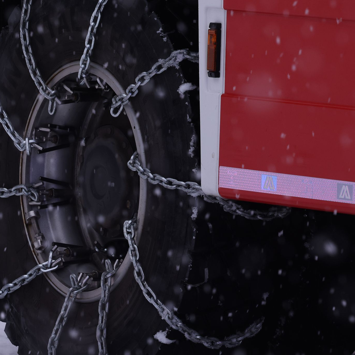 Vielerorts sind Schneeketten das Mittel der Wahl. - Foto: David Young/dpa