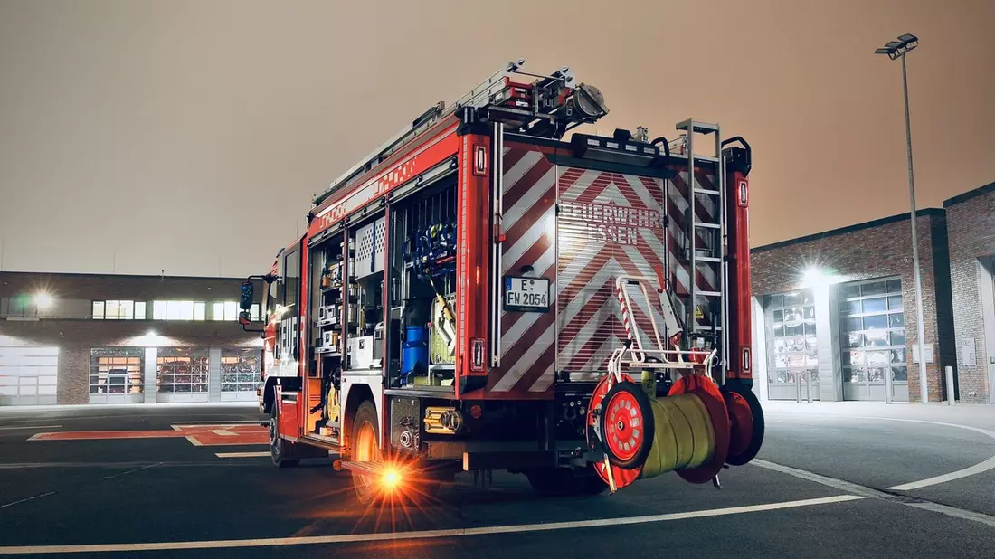 FW-E: Verkehrsunfall auf Glatteis - Pkw droht umzukippen - Bild: presseportal.de