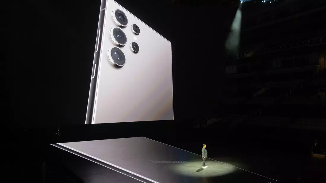 Samsungs Smartphone-Chef TM Roh stellt in San Jose die neue Top-Gerätereihe des Konzerns vor. - Bild: Andrej Sokolow/dpa