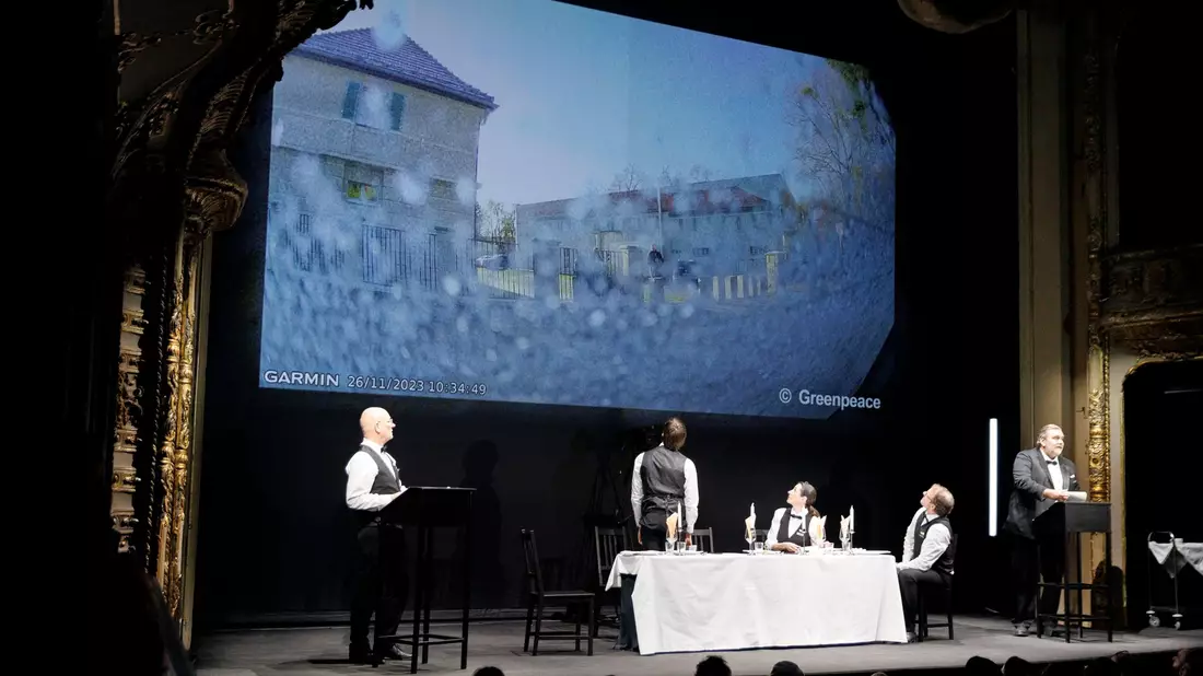 Bei einer szenischen Lesung auf der Bühne des Berliner Ensemble präsentiert Correctiv Details zu einem Treffen von AfD-Politikern, Rechtsextremisten und Unternehmern. - Bild: Carsten Koall/dpa