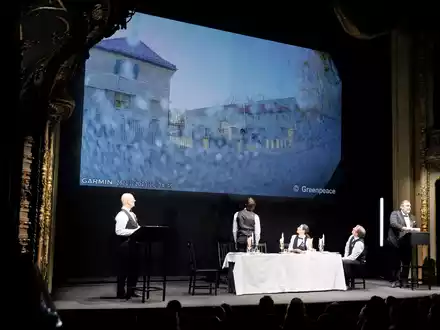 Bei einer szenischen Lesung auf der Bühne des Berliner Ensemble präsentiert Correctiv Details zu einem Treffen von AfD-Politikern, Rechtsextremisten und Unternehmern. - Foto: Carsten Koall/dpa
