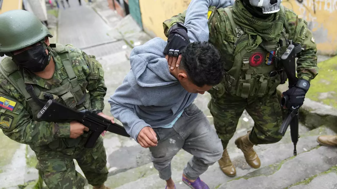 Ecuadors Präsident Daniel Noboa hat Soldaten in den Kampf gegen kriminelle Banden geschickt. - Bild: Dolores Ochoa/AP