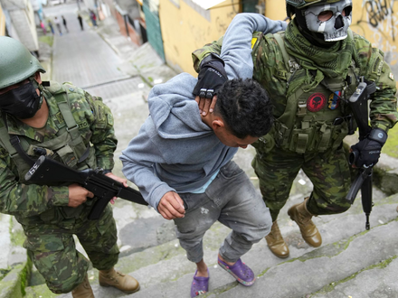 Ecuadors Präsident Daniel Noboa hat Soldaten in den Kampf gegen kriminelle Banden geschickt. - Foto: Dolores Ochoa/AP