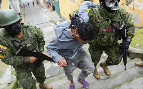 Ecuadors Präsident Daniel Noboa hat Soldaten in den Kampf gegen kriminelle Banden geschickt. - Foto: Dolores Ochoa/AP