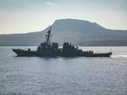Die USA haben erneut Stellungen der vom Iran unterstützten Huthi-Rebellen im Jemen angegriffen. - Foto: Petty Officer 3rd Class Bill Dod/US Navy/AP/dpa