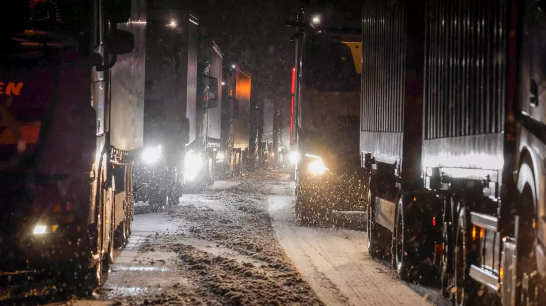 Auf den Autobahnen 4, 5 und 7 in Osthessen ging nichts mehr: Lkw sind auf der schneebedeckten Fahrbahn stecken geblieben. Es bildeten sich kilometerlange Staus, viele Autofahrer saßen in der Nacht fest. - Bild: Bernd März/dpa