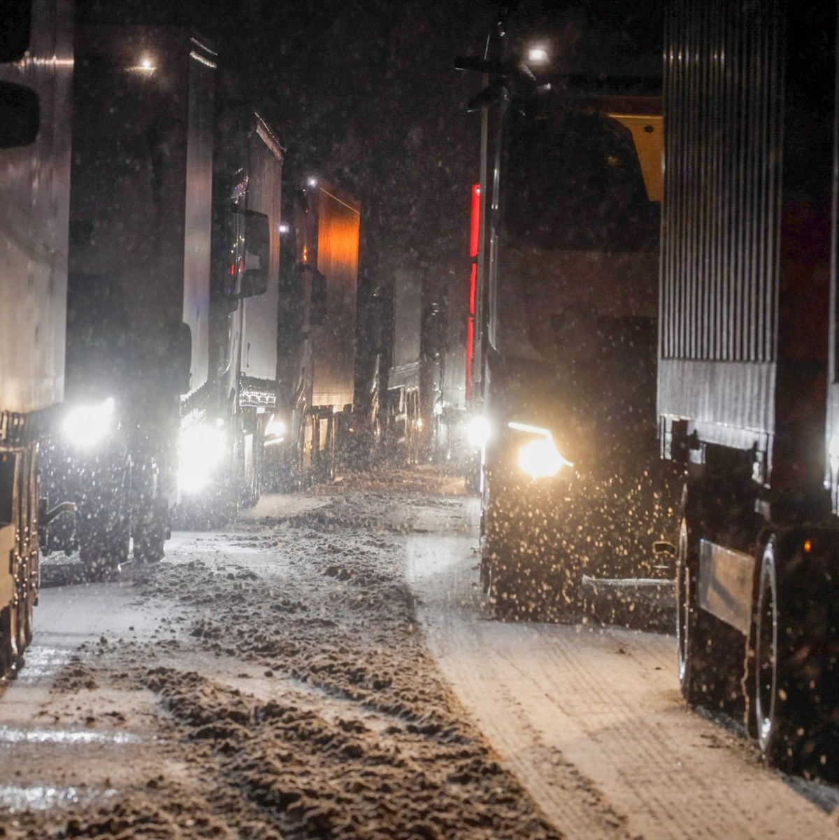 Auf den Autobahnen 4, 5 und 7 in Osthessen ging nichts mehr: Lkw sind auf der schneebedeckten Fahrbahn stecken geblieben. Es bildeten sich kilometerlange Staus, viele Autofahrer saßen in der Nacht fest. - Foto: Bernd März/dpa