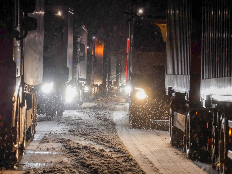 Auf den Autobahnen 4, 5 und 7 in Osthessen ging nichts mehr: Lkw sind auf der schneebedeckten Fahrbahn stecken geblieben. Es bildeten sich kilometerlange Staus, viele Autofahrer saßen in der Nacht fest. - Foto: Bernd März/dpa