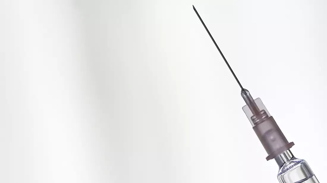 Eine vermeintliche Schönheitsklinik in Vietnam war nur zum Haareschneiden zugelassen - trotzdem hat man einer 17-Jährigen so genannte Fillers injiziert. Nun ist das Mädchen auf einem Auge blind (Symbolbild). - Bild: Jens Kalaene/dpa