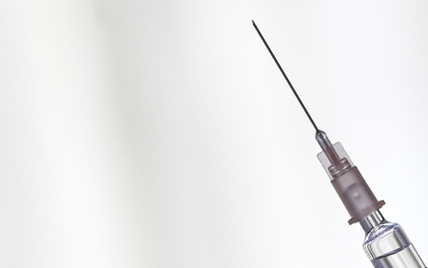 Eine vermeintliche Schönheitsklinik in Vietnam war nur zum Haareschneiden zugelassen - trotzdem hat man einer 17-Jährigen so genannte Fillers injiziert. Nun ist das Mädchen auf einem Auge blind (Symbolbild). - Foto: Jens Kalaene/dpa