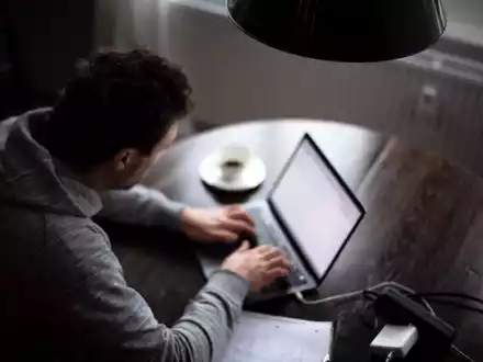 Immer online und immer erreichbar: Die Deutschen verbringen laut einer Studie der Postbank durchschnittlich 71 Stunden pro Woche im Internet. - Foto: Sina Schuldt/dpa