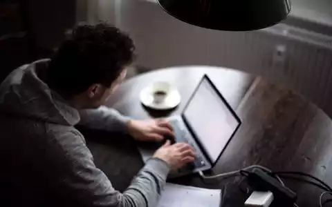 Immer online und immer erreichbar: Die Deutschen verbringen laut einer Studie der Postbank durchschnittlich 71 Stunden pro Woche im Internet. - Foto: Sina Schuldt/dpa