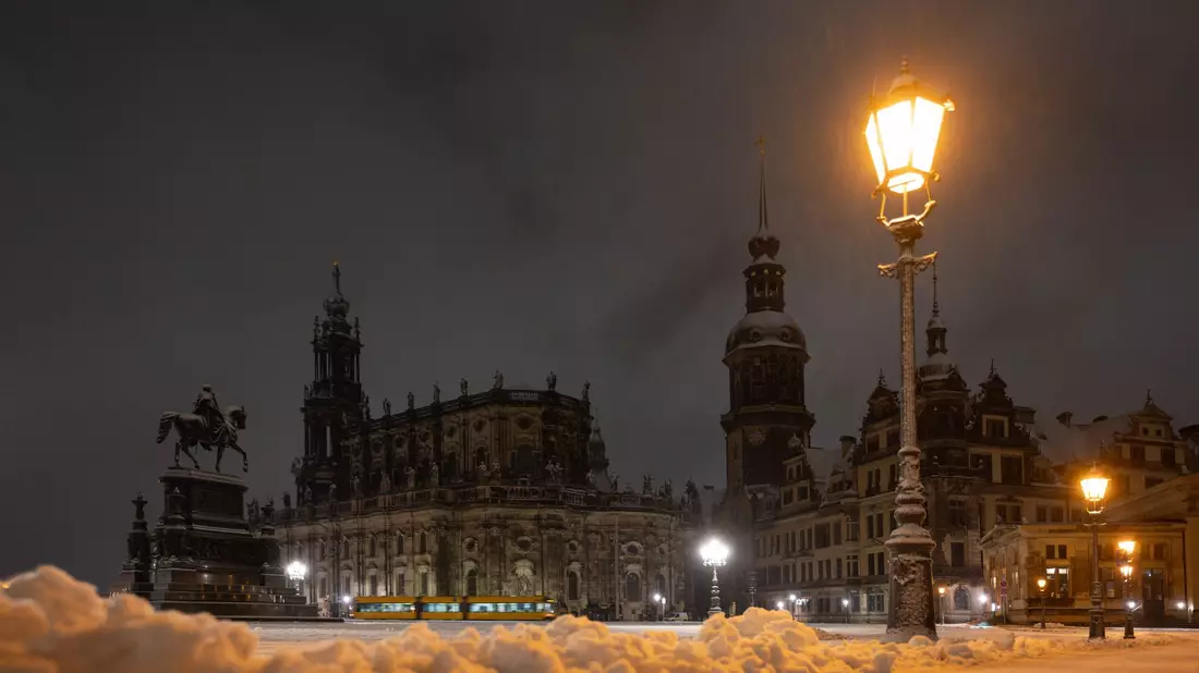 Der Theaterplatz in Dresden ist am Morgen verschneit. - Bild: Robert Michael/dpa