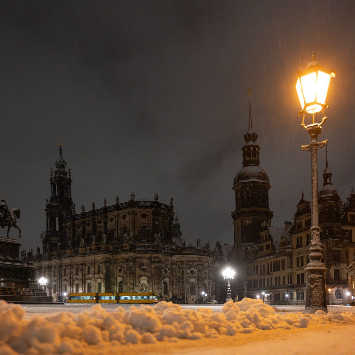 Der Theaterplatz in Dresden ist am Morgen verschneit. - Foto: Robert Michael/dpa