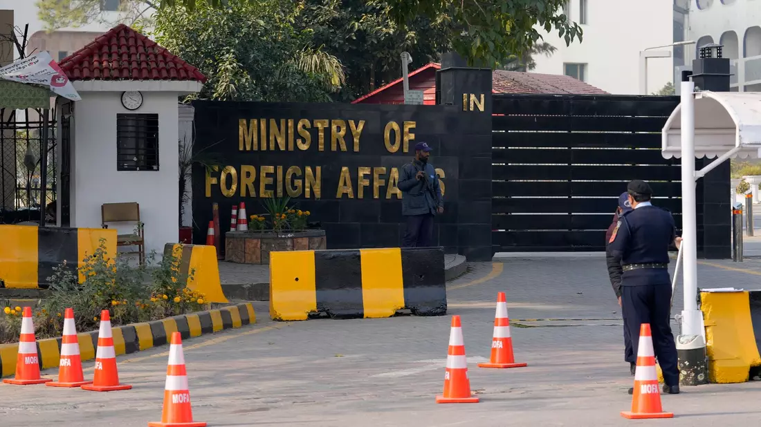 Hohe Sichherheitsmaßnahmen am Haupteingang des pakistanischen Außenministeriums in Islamabad. - Bild: Anjum Naveed/AP/dpa