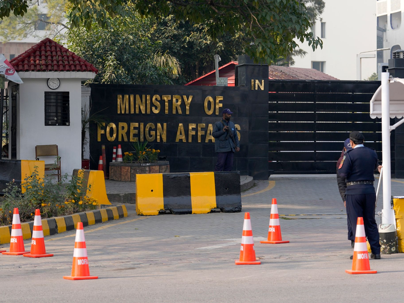 Hohe Sichherheitsmaßnahmen am Haupteingang des pakistanischen Außenministeriums in Islamabad. - Foto: Anjum Naveed/AP/dpa