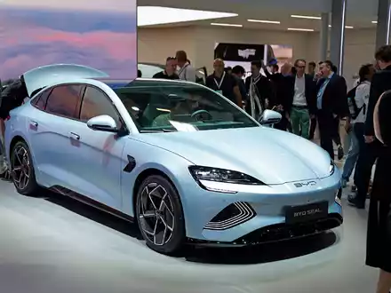 Ein BYD-Fahrzeug bei der Auto- und Verkehrsmesse IAA in der Messe München im September vergangenen Jahres. - Foto: Uwe Lein/dpa