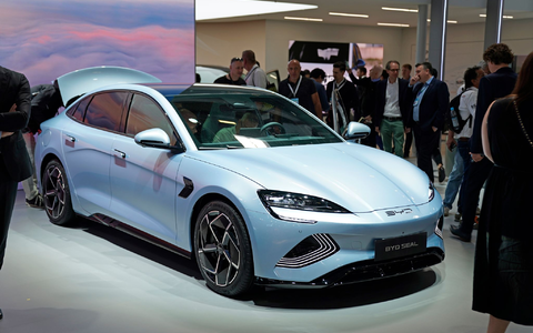 Ein BYD-Fahrzeug bei der Auto- und Verkehrsmesse IAA in der Messe München im September vergangenen Jahres. - Foto: Uwe Lein/dpa